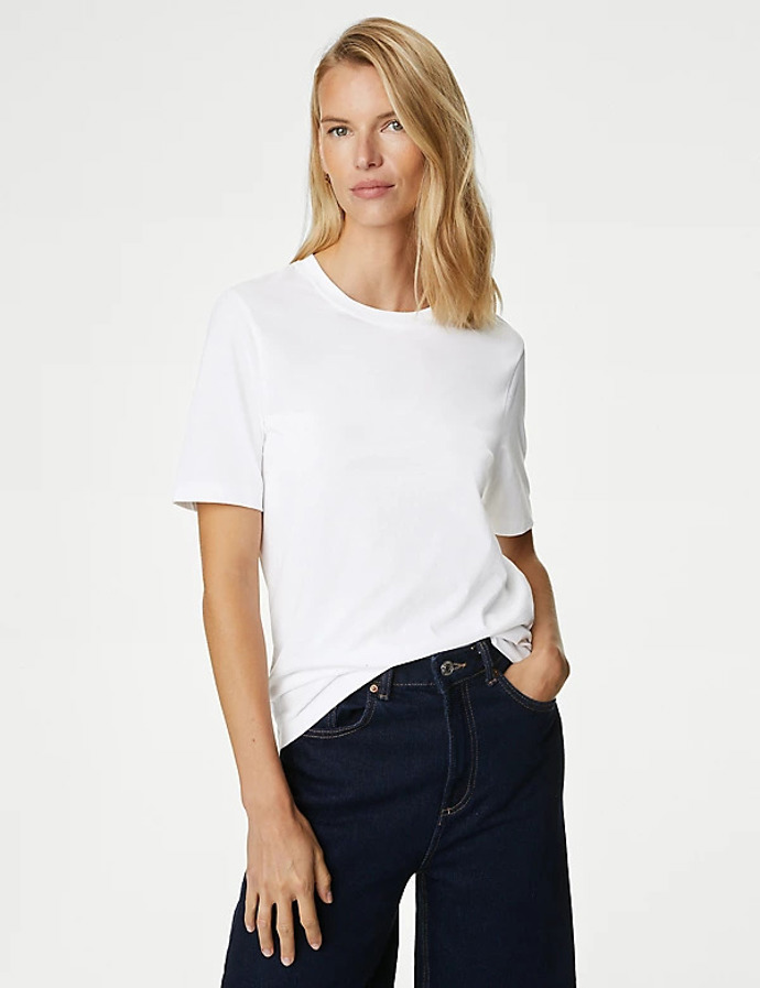 K nim si vzít bílé basic triko, M&S, 299 Kč
