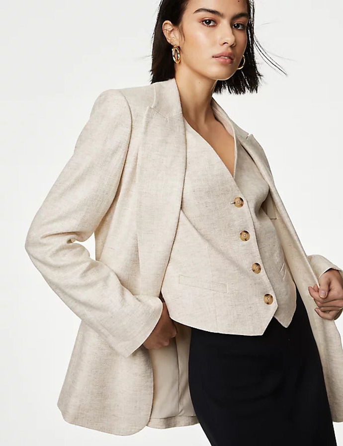 Béžová lněná vesta, M&S, 1 375 Kč, Zalando
Béžová lněná vesta, M&S, 1 375 Kč, Zalando