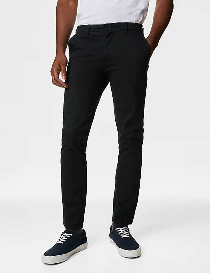 Pánům se doporučují tmavé chino kalhoty, M&S, 899 Kč
