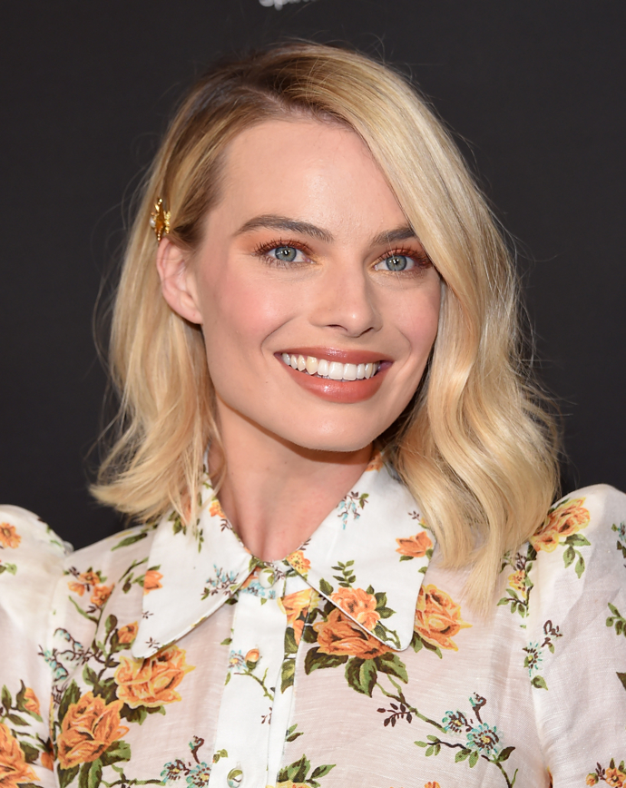 Margot Robbie si délku po ramena v posledních době velmi oblíbila.
