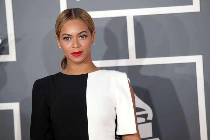 Hnědá barva v odstínech espressa? Beyoncé velmi dobře ví, že právě tato barva je opravdu trendy.
