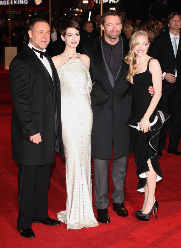Opět jedna vzpomínka na krátkovlasé období Anne Hathaway. Na červeném koberci s herci Russellem Crowem, Hughem Jackmanem a herečkou Amandou Seyfried. Psal se rok 2013 a tato hvězdná čtveřice se sešla na premiéře v textu zmiňovaného filmu Bídníci, kvůli kterému Anne tak extrémním způsobem hubla.
