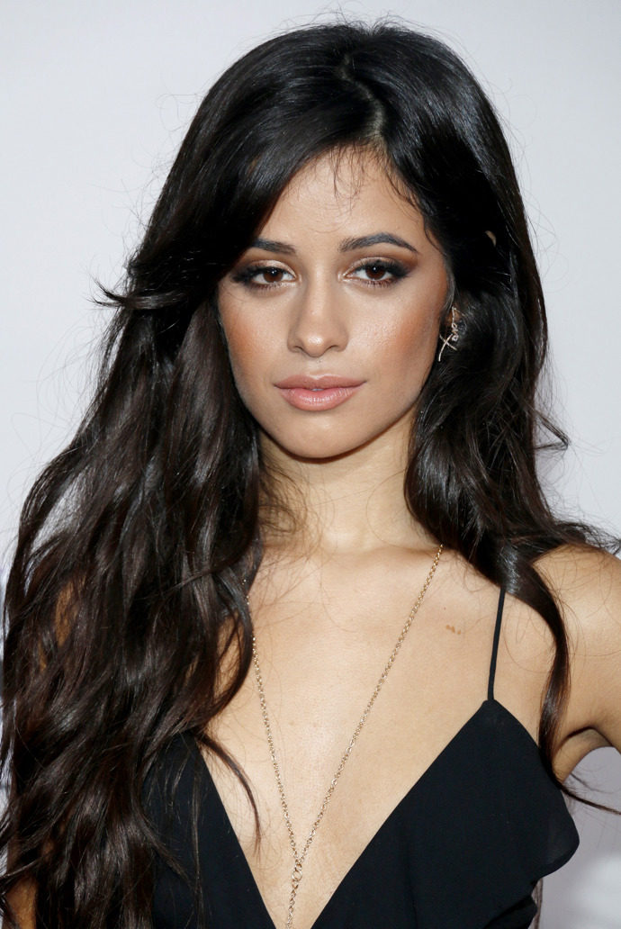 Shag střih lze nosit i v jemnější verzi. Tu zvolila například zpěvačka Camilla Cabello.
