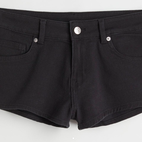 Outfit č. 1:

Keprové šortky s nízkým pasem od značky H&M, přibližná cena 299 Kč. Během Dnů Marianne platí sleva 20 % při nákupu nad 800 Kč. 
