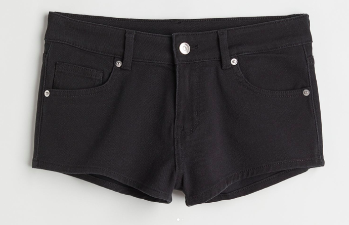 Outfit č. 1:

Keprové šortky s nízkým pasem od značky H&M, přibližná cena 299 Kč. Během Dnů Marianne platí sleva 20 % při nákupu nad 800 Kč. 
