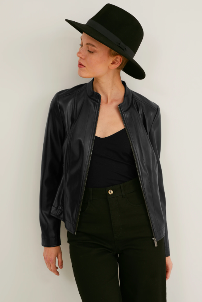 Outfit č. 2:

Černá jemná koženková bunda od značky C&A, přibližná cena 632 Kč. Během Dnů Marianne platí sleva 25% na celou dámskou kolekci.

