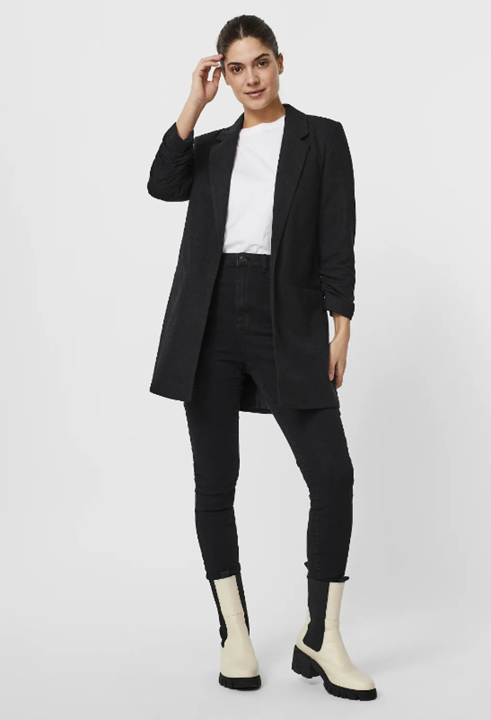 Outfit č. 3:

Rovné černé dlouhé sako od značky Vero Moda, přibližná cena 575 Kč. 
