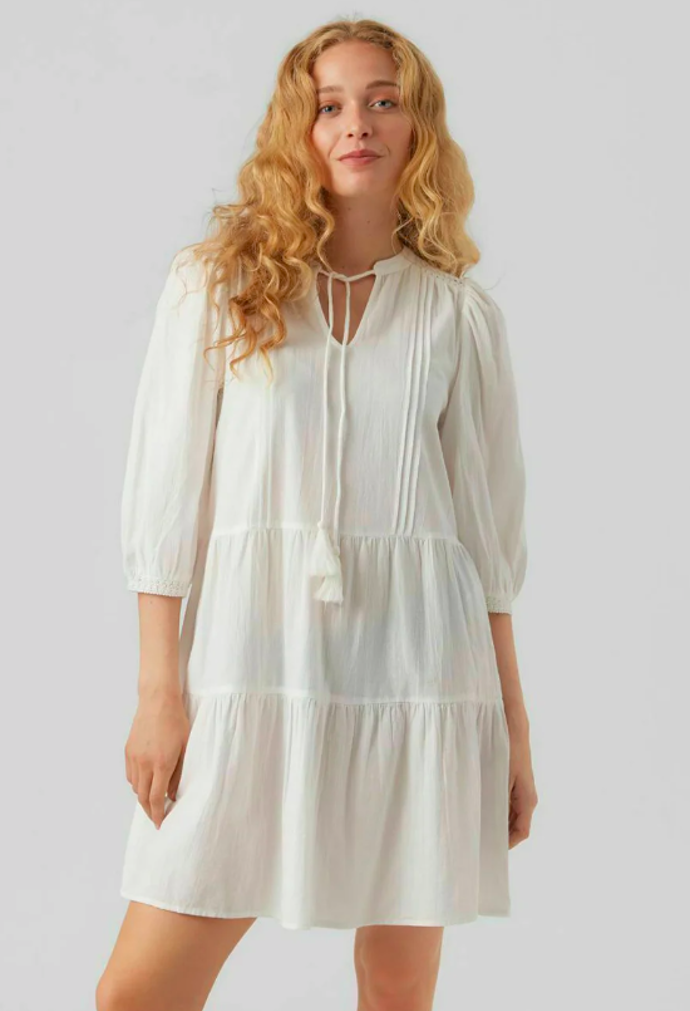 Outfit č. 5:

Bílé, zvonové, bavlněné šaty od značky Vero Moda, přibližná cena 780 Kč. 
