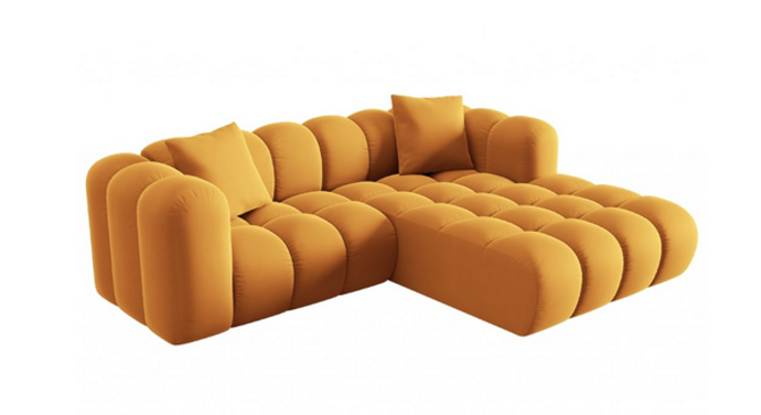 Žlutá sametová rohová pohovka Windsor & Co Halley 228 cm, Windsor & Co, 36 940 Kč, www.designovynabytek.cz. Pořídíte se slevou 25% během Dnů Marianne.
