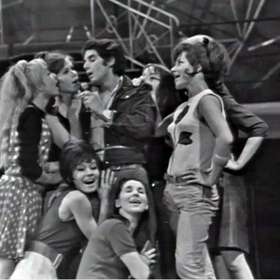Snímek z muzikálu Gentlemani, který se hrál v Hudebním divadle Karlín (1969).
