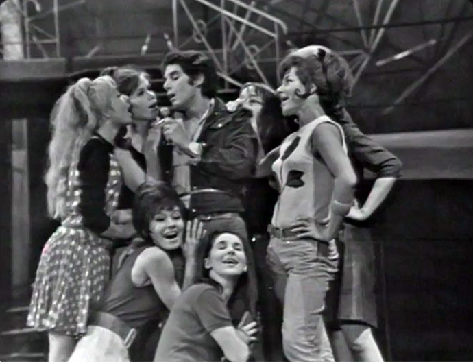 Snímek z muzikálu Gentlemani, který se hrál v Hudebním divadle Karlín (1969).
Snímek z muzikálu Gentlemani, který se hrál v Hudebním divadle Karlín (1969).