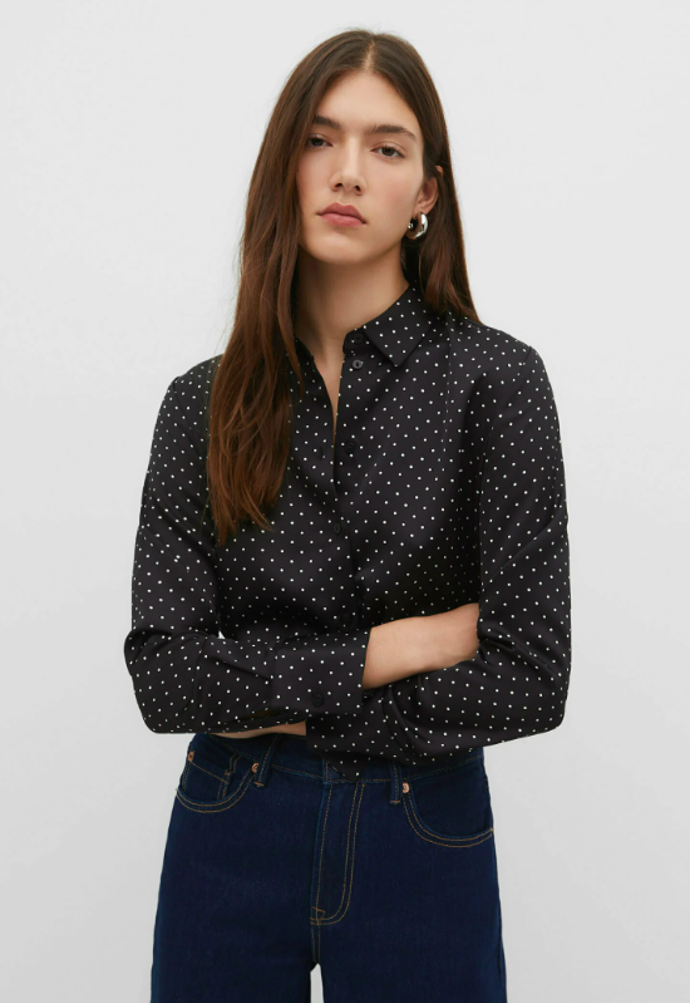 CROPPED POLKA DOT Košile, značka Stradivarius, přibližná cena 549 Kč. 
