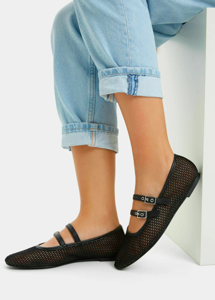 WITH BUCKLES FLATS Baleríny s páskem, značka Bershka, přibližná cena 549 Kč. 
