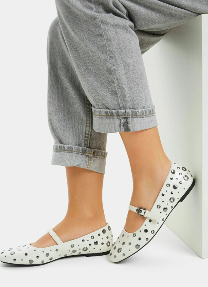 STUDDED WITH BUCKLE Baleríny s páskem, značka Bershka, přibližná cena 699 Kč. 

