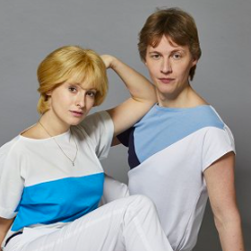 Petr Sepéši v podání Vojtěcha Vodochodského a Anna Fialová jako Iveta Bartošová v seriálu Iveta
