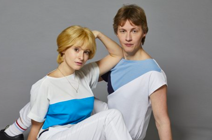 Petr Sepéši v podání Vojtěcha Vodochodského a Anna Fialová jako Iveta Bartošová v seriálu Iveta

