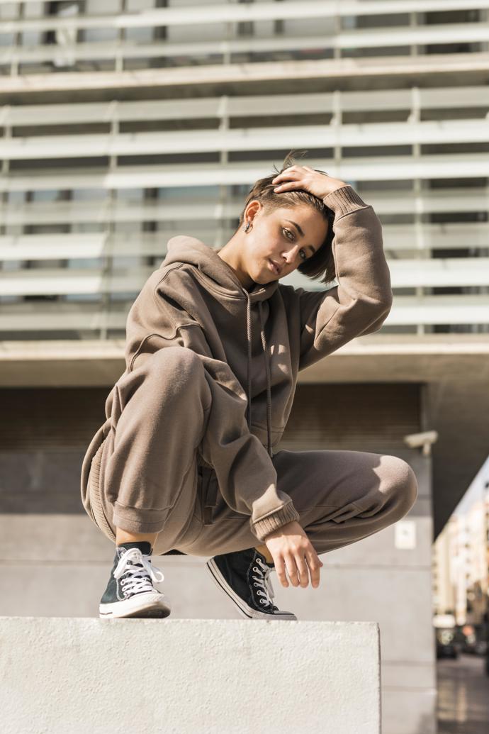 Osvobozující styl Streetwear, oblíbený nejen mezi teenagery, poskytuje pohodlí a zároveň umožňuje módní vyjádření..
Osvobozující styl Streetwear, oblíbený nejen mezi teenagery, poskytuje pohodlí a zároveň umožňuje módní vyjádření..