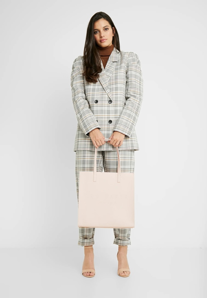 Kabelka: Ted Baker, 1 180 Kč. Prodává Zalando.cz

V rámci Dnů Marianne nabízí Zalando.cz slevu až 25% při nákupu nad 1499 Kč nebo slevu 20% při nákupu nad 999 Kč.
