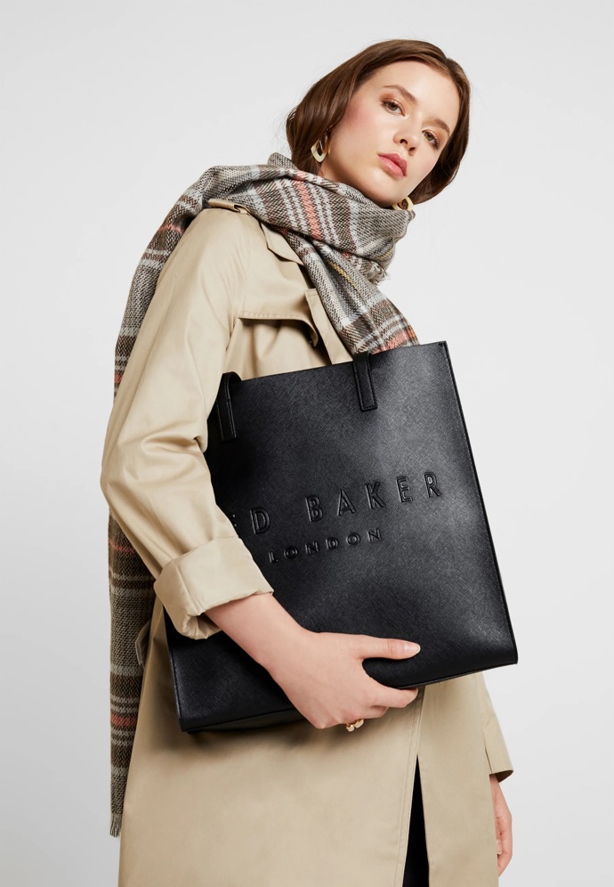 Kabelka: Ted Baker, 1 330 Kč. Prodává Zalando.cz

V rámci Dnů Marianne nabízí Zalando.cz slevu až 25% při nákupu nad 1499 Kč nebo slevu 20% při nákupu nad 999 Kč.
