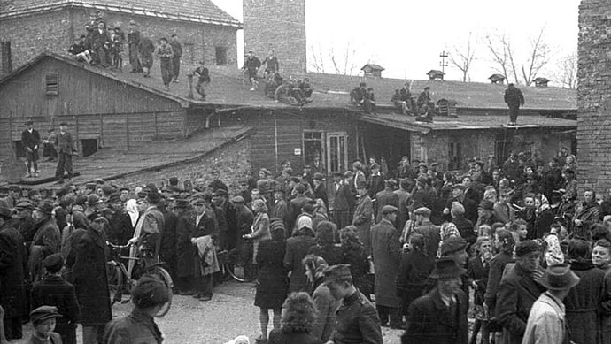 Na popravu Rudolfa Hösse se přišla podívat řada lidí
Na popravu Rudolfa Hösse se přišla podívat řada lidí