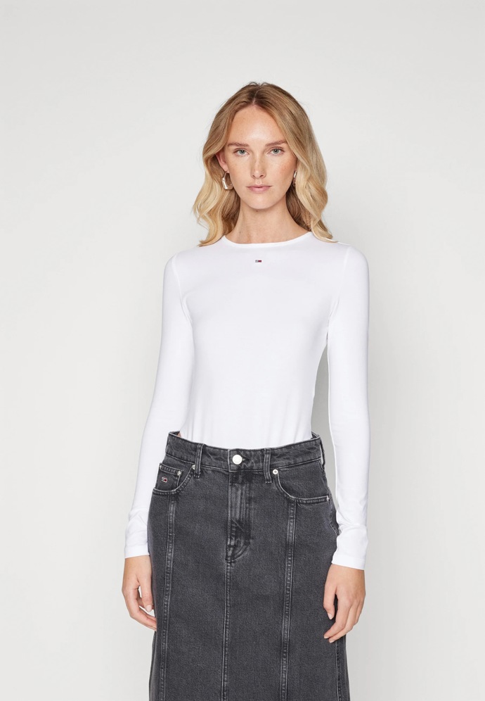 Tričko: Tommy Hilfiger, 1 380 Kč
