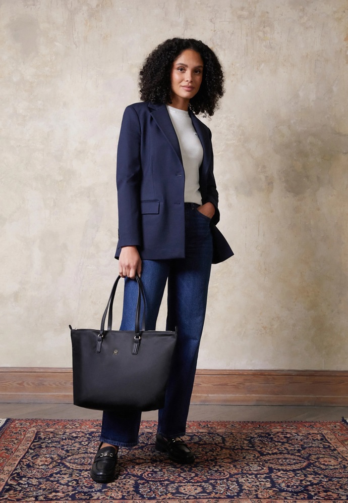 Kabelka: Tommy Hilfiger, 2 160 Kč. Prodává Zalando.cz 

V rámci Dnů Marianne nabízí Zalando.cz slevu až 25% při nákupu nad 1499 Kč nebo slevu 20% při nákupu nad 999 Kč.
