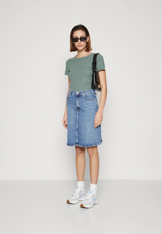 Sukně: Tommy Hilfiger, 2 490 Kč. Prodává Zalando.cz

V rámci Dnů Marianne nabízí Zalando.cz slevu až 25% při nákupu nad 1499 Kč nebo slevu 20% při nákupu nad 999 Kč.
