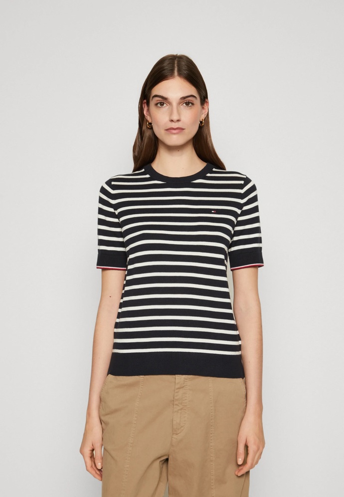 Tričko: Tommy Hilfiger, 2 490 Kč
