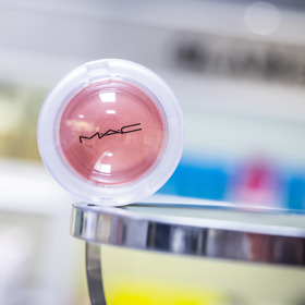 Tvářenka Glow Play Blush (MAC)

Stačí jediný dotek a váš obličej se v okamžiku rozzáří. Tato tvářenka MAC  propůjčí vašim tvářím jemnou barvu a současně krásný jas, navíc se krásně roztírá. 

Cena: 1030 Kč (v The Cosmetics Company Store ve Fashion Aréně nyní koupíte za outletovou cenu 721 Kč)

