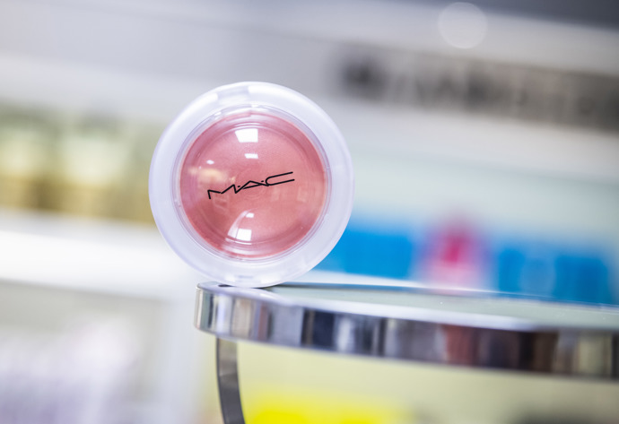 Tvářenka Glow Play Blush (MAC)

Stačí jediný dotek a váš obličej se v okamžiku rozzáří. Tato tvářenka MAC  propůjčí vašim tvářím jemnou barvu a současně krásný jas, navíc se krásně roztírá. 

Cena: 1030 Kč (v The Cosmetics Company Store ve Fashion Aréně nyní koupíte za outletovou cenu 721 Kč)
