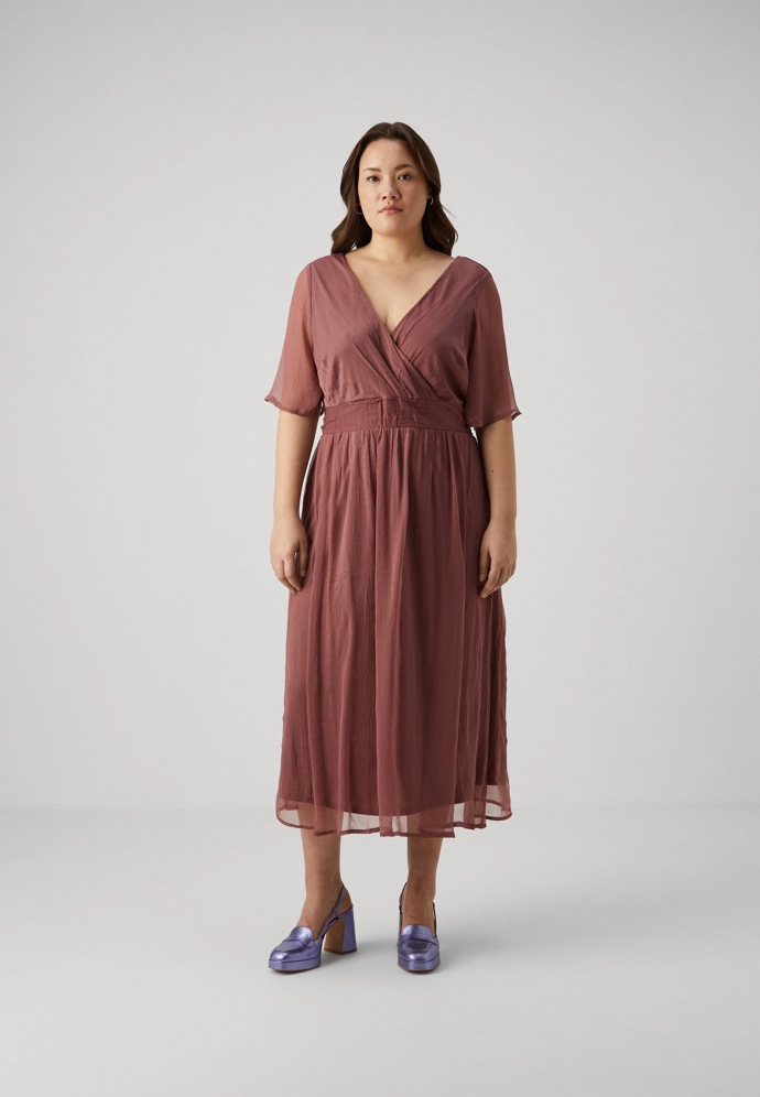Šaty: Vero Moda Curve, 1 010 Kč
Šaty: Vero Moda Curve, 1 010 Kč