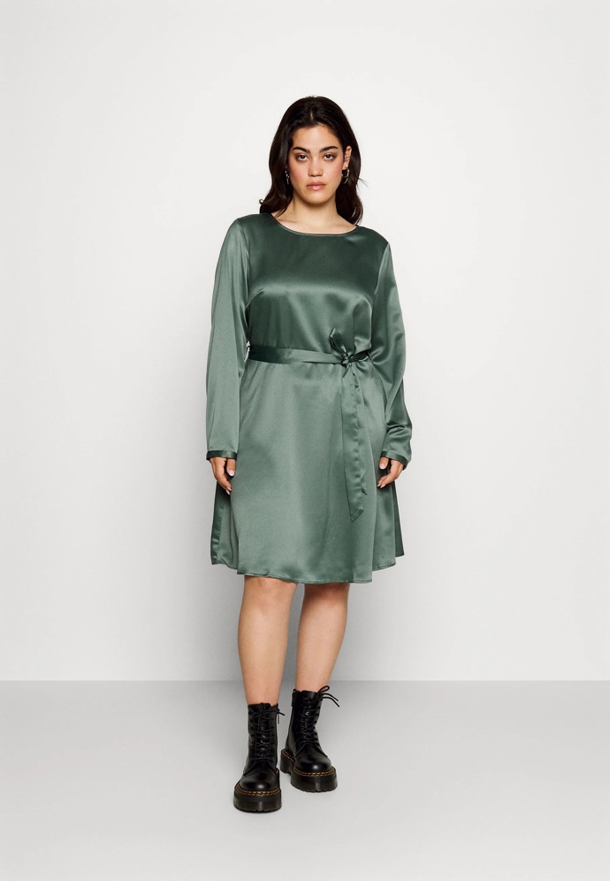Šaty: Vero Moda Curve, 1 020 Kč
Šaty: Vero Moda Curve, 1 020 Kč