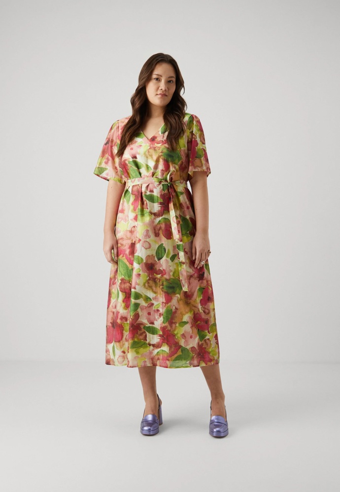 Šaty: Vero Moda Curve, 1 520 Kč
Šaty: Vero Moda Curve, 1 520 Kč