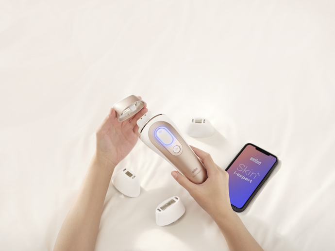 IPL epilátor Braun Skin i-expert umožní dosáhnout rychlých a dlouhotrvajících výsledků při odstraňování chloupků. Můžete díky němu docílit hladké pokožky na jeden rok, a to vše v pohodlí vašeho domova.
Inteligentní systém funguje tak, že automaticky přizpůsobuje vysílanou energii odstínu vaší pokožky a aktivně vám poskytuje personalizované ošetření v reálném čase pro každou oblast těla.
IPL epilátor Braun Skin i-expert umožní dosáhnout rychlých a dlouhotrvajících výsledků při odstraňování chloupků. Můžete díky němu docílit hladké pokožky na jeden rok, a to vše v pohodlí vašeho domova.
Inteligentní systém funguje tak, že automaticky přizpůsobuje vysílanou energii odstínu vaší pokožky a aktivně vám poskytuje personalizované ošetření v reálném čase pro každou oblast těla.