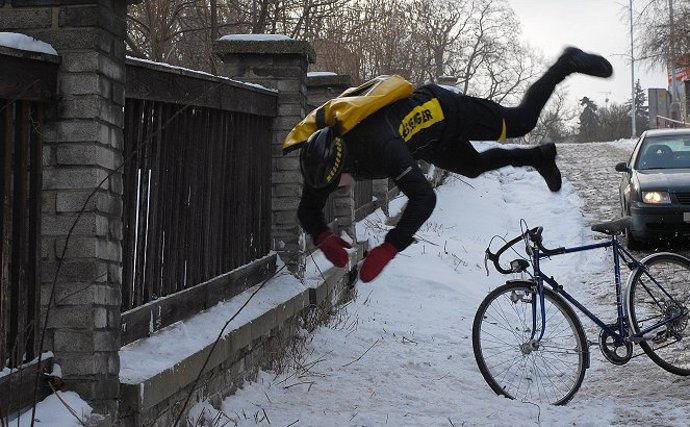 Zdeněk Svěrák a jeho "salto" z jízdního kola ve filmu Vratné lahve.
