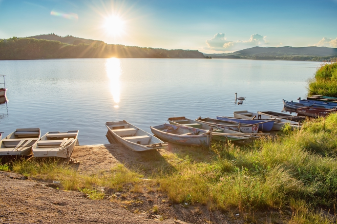 Lipno nabízí výhled nad stromy i výlet a plachetnici.
Lipno nabízí výhled nad stromy i výlet a plachetnici.