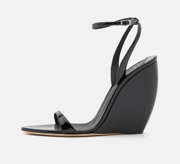 Černé lesklé sandálky na klínu jsou nadčasově elegantní a mají velmi široké využití, Giuseppe Zanotti, cena přibližně 19 000 Kč. Během Dnů Marianne pořídíte například na Zelando.cz se slevou až 25 %.
