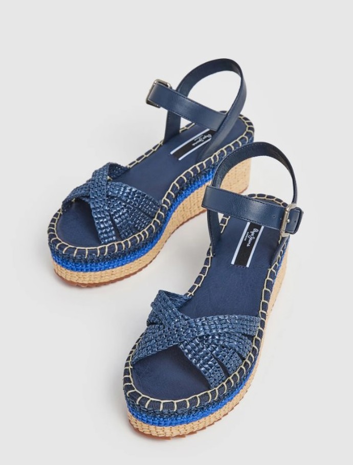 Sandálky na středně vysokém klínu v trendy kobaltově modré barvě, Pepe Jeans, cena přibližně 3 500 Kč. Během Dnů Marianne pořídíte například na Zelando.cz se slevou až 25 %.
