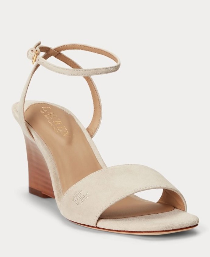 Elegantní a decentní béžové sametově působící sandálky na středním klínku, Lauren Ralph Lauren, cena přibližně 3 440 Kč. Během Dnů Marianne pořídíte například na Zelando.cz se slevou až 25 %.

