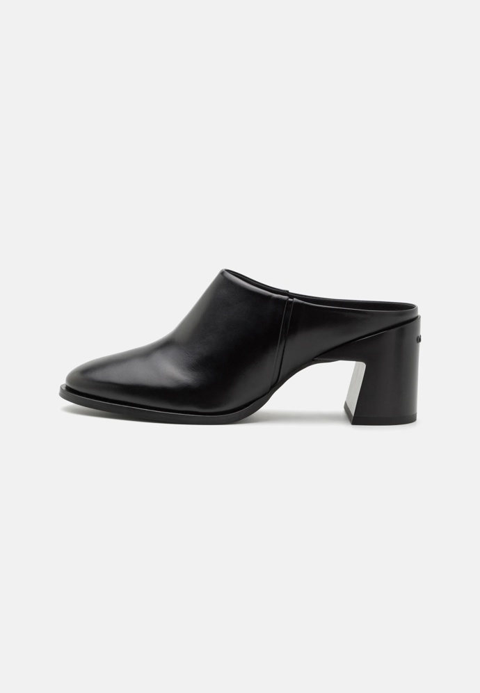 Calvin Klein, 4490 Kč, Zalando
