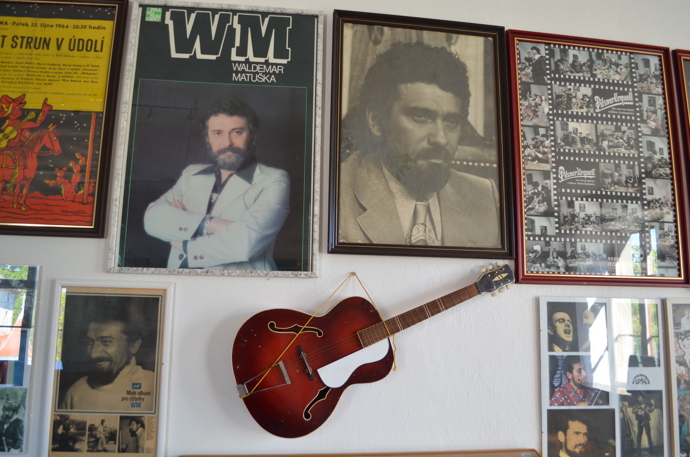 Kytara, která patřila W. Matuškovi
