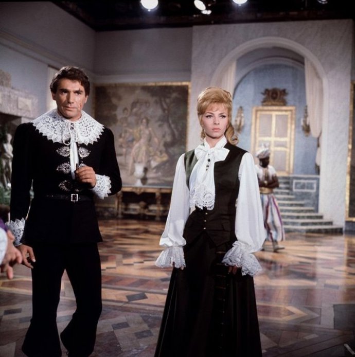 Angelika markýza andělů (1964). Film, který spojil Roberta Hosseina a Michele Mercierovou. Pár ale tvořili pouze na plátně, i když by si Michele přála mnohem víc.
Angelika markýza andělů (1964). Film, který spojil Roberta Hosseina a Michele Mercierovou. Pár ale tvořili pouze na plátně, i když by si Michele přála mnohem víc.