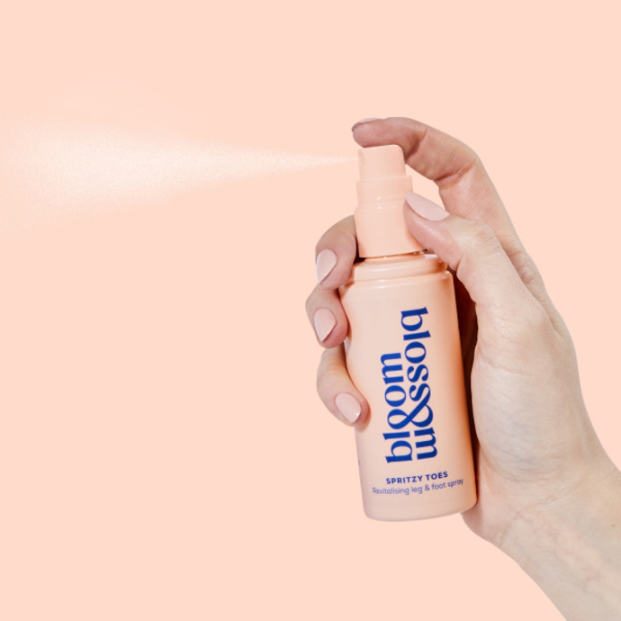 Spritzy Toes je osvěžující sprej pro okamžitou úlevu a revitalizaci unavených nohou. Stačí párkrát stříknout naším osvěžujícím sprejem, který vám pomůže zmírnit zadržování vody a osvěžit unavené nohy, kotníky i chodidla. 730 Kč

