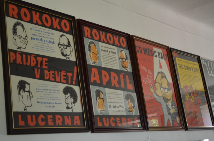 Sběratel Miroslav Forst si velice váží originálních plakátů z divadla Rokoko
