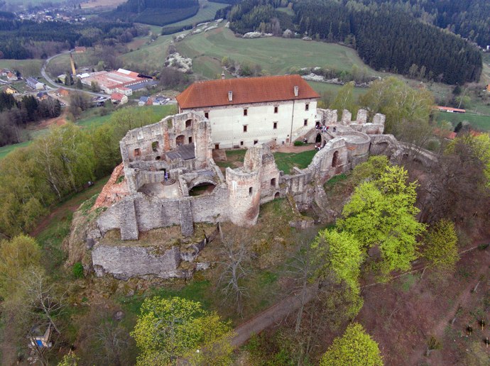 Na výletě ze Dvora Králové na hrad Pecka je toho spoustu k vidění. 
