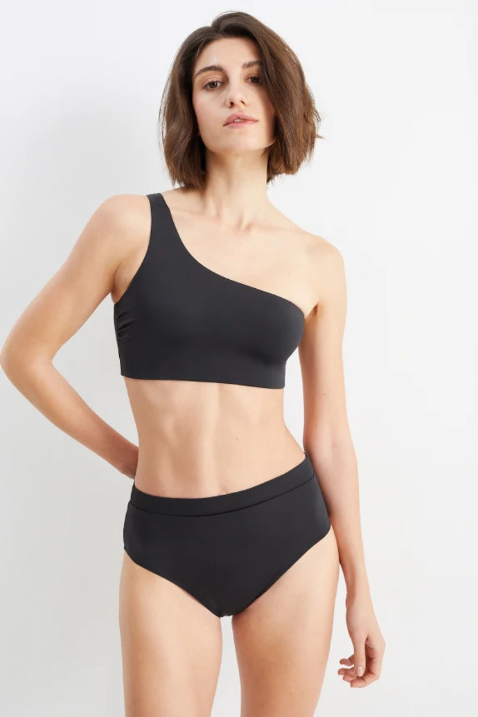 Dvojdílné bikiny s nepravidelným střihem, od 400 Kč
Dvojdílné bikiny s nepravidelným střihem, od 400 Kč