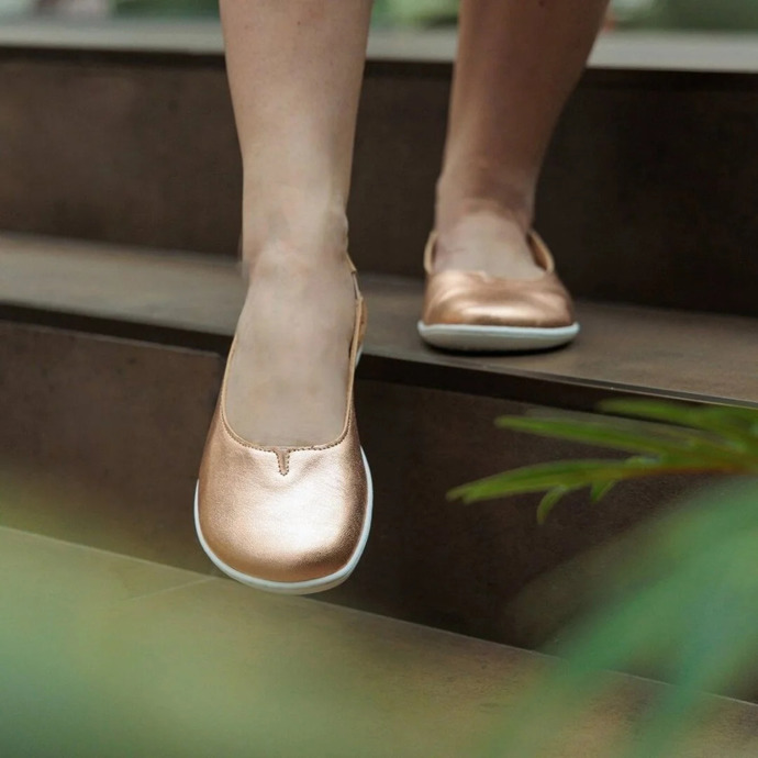 Barefoot baleríny Bellissima vás okouzlí nadčasovým designem a elegancí, kterými rozzáříte denní i večerní outfit. Jednoduchý, ale zajímavý tvar boty se hodí na každodenní nošení i společenské události, které si navíc užijete v pohodlí barefoot obuvi. 2999 Kč
