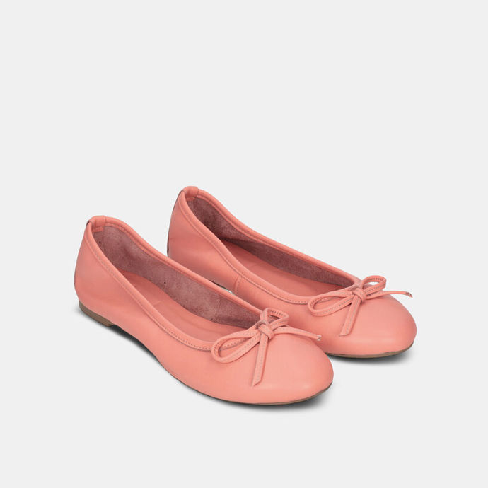 Klasické baleríny s minimalistickou mašličkou na špičce. Lososově růžová barva dodá vašemu outfitu kýženou eleganci. 1599 Kč
