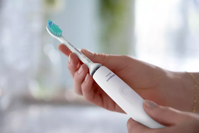 Ideální první sonický kartáček Sonicare 3100 series vám poskytne skvělý pocit opravdu čistých zubů. A to ne za 10 - 15 minut jako s klasickým kartáčkem, ale za 2 minuty. 1299 Kč
