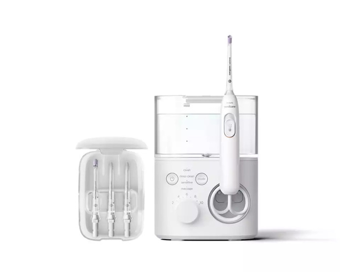 Ústní sprcha Sonicare Power Flosser 7000, 3999 Kč

Odstraňuje až 99,9 % zubního plaku na čištěných místech. Režim čištění využívá stálý proud vody k důkladnému každodennímu čištění. Režim Deep Clean využívá jednotlivých pulzů k ještě důkladnějšímu čištění. Režim Sensitive je mimořádně šetrný k citlivým dásním. Režim Massage zklidňuje a stimuluje linii podél dásní. 
